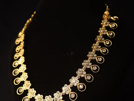 Premium Gold-Plated Floral Necklace with Sparkling Stones – Elegant Traditional